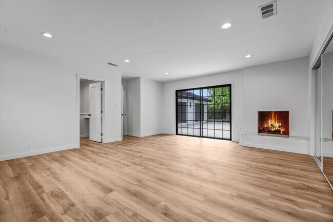 Building Photo - BEAUTIFULLY REMODELED, 5BD/4BA ENTERTAINER...