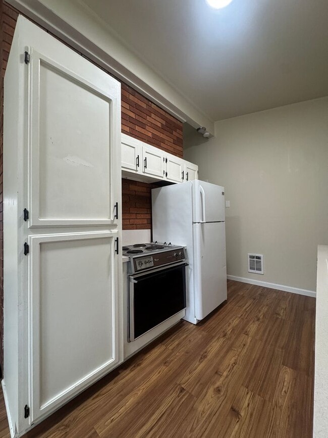 Building Photo - (HAR2) 2 Bedroom, 1 Bath Single Family Home