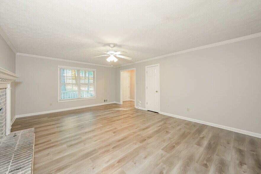 Building Photo - 175 Meadowbrook Dr