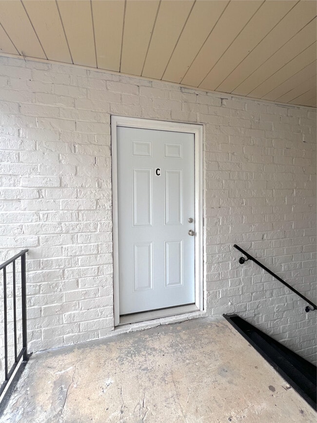 Building Photo - Room in Apartment on Gresham Park Dr