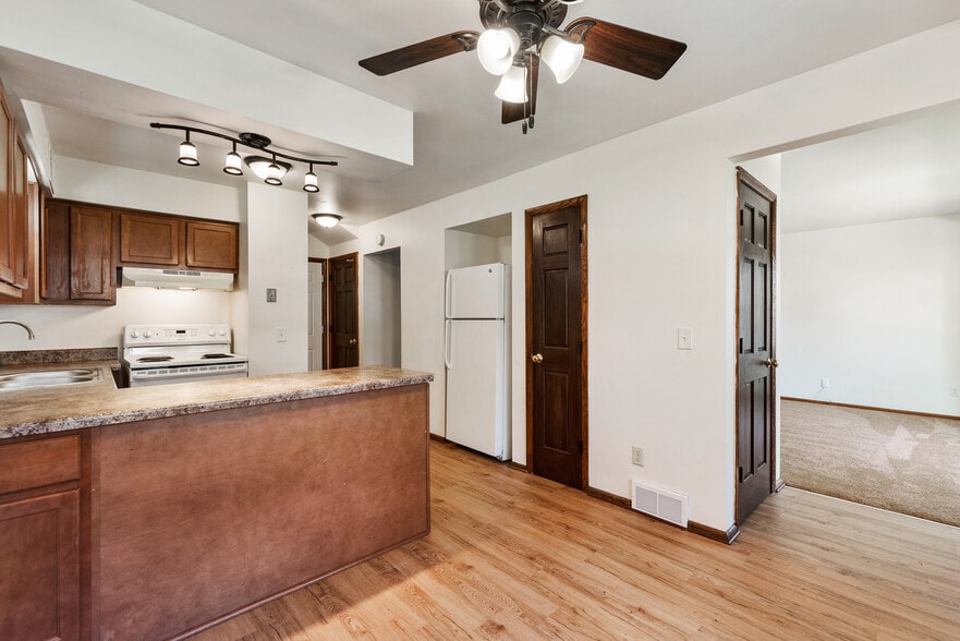 Building Photo - 5241 N Mohawk Ave