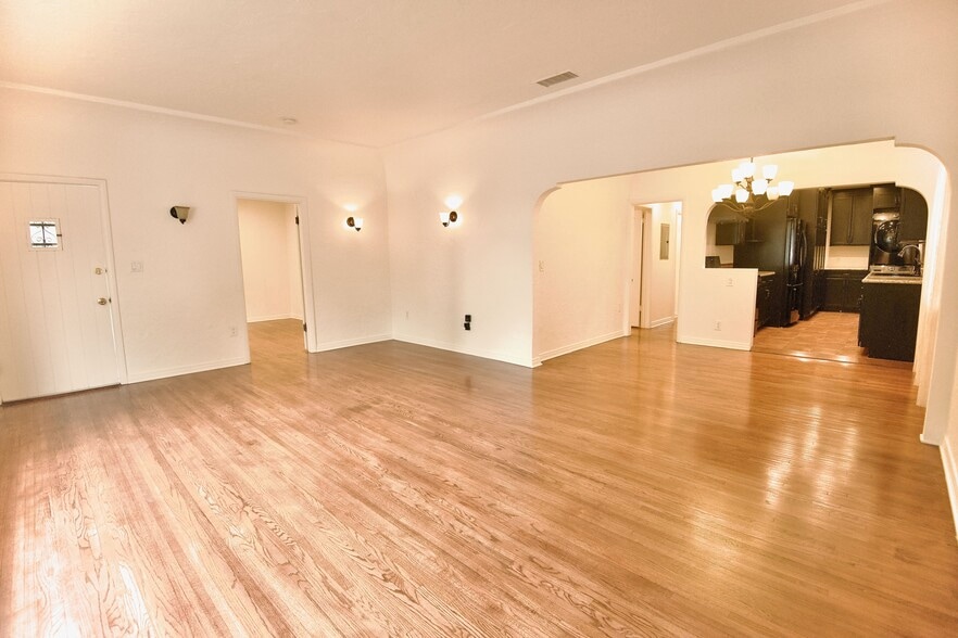 Main living space, reverse - 4755 Wiota St