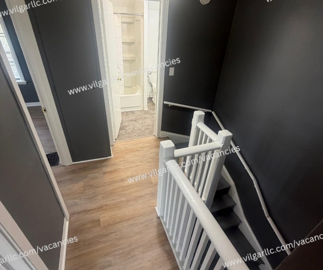 Building Photo - 4-bedrooms, 1-Bath - 2-floor Duplex Home