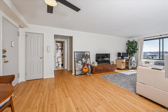 Building Photo - 25 Lake St