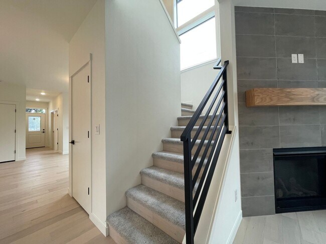 Building Photo - 4Bd/2.5Ba Corner Home in Desireable Portsmouth Neighborhood ~ Newly Built, Quartz Countertops, Si...