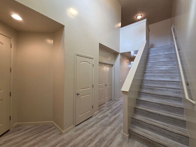 Building Photo - Large 4 Br - like new under $2k!