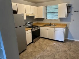 Building Photo - 2984 Myra St
