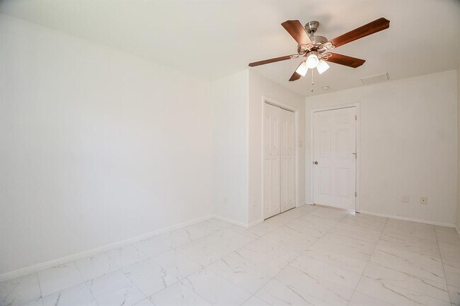 Building Photo - 9806 Larston St