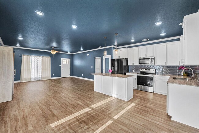 Building Photo - Modern 3 Bed / 2 Bath Home with Granite Kitchen & Full Fenced Yard in Temple