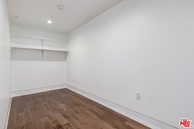 Building Photo - 225 S Hamilton Dr