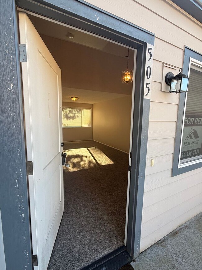 Building Photo - Spacious 1 Bedroom Duplex, Great Location, W/D In Unit, Bright Living Space!!