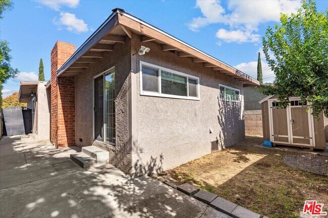 Building Photo - 262 MacDonald St