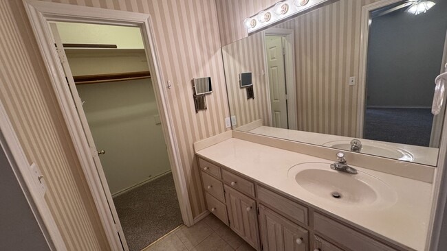 Building Photo - 607 Mustang St