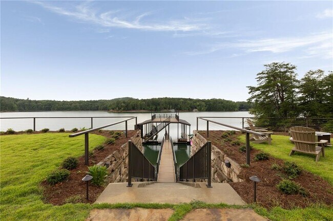 Building Photo - 725 Rocky Point Dr