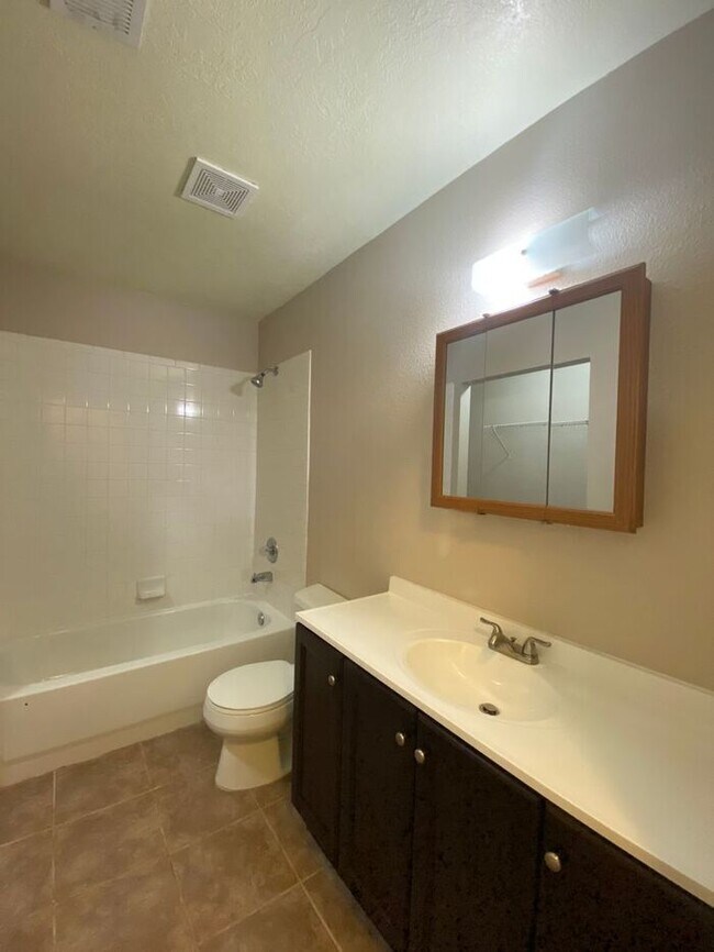 Building Photo - 2BR/1Bath - 4 Plex in Rio Rancho