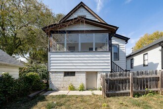Building Photo - Charming 2 Bedroom with Fenced Yard & Park...