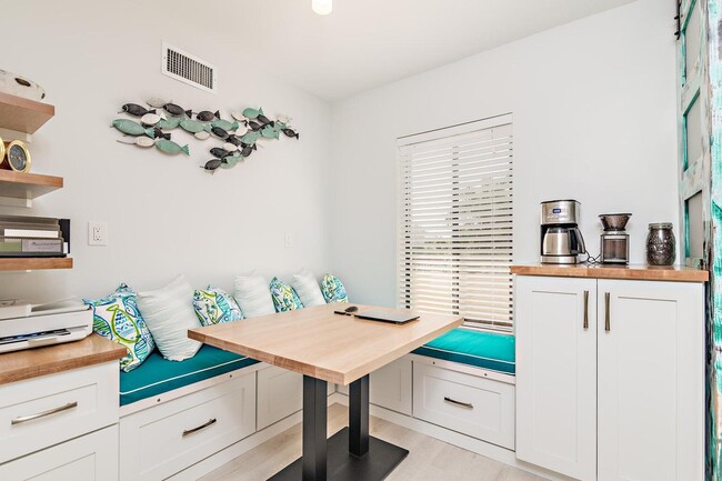 Building Photo - 16940 W Bay Dr