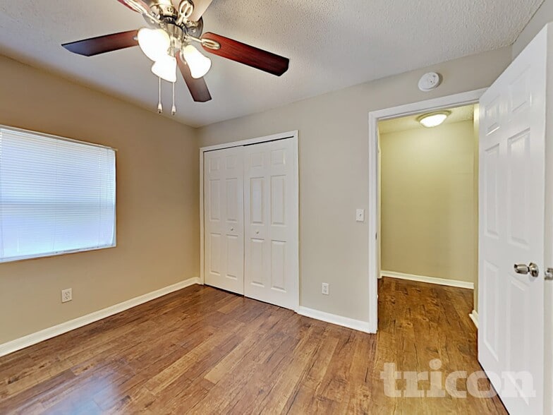 Building Photo - 2025 Helm Ln