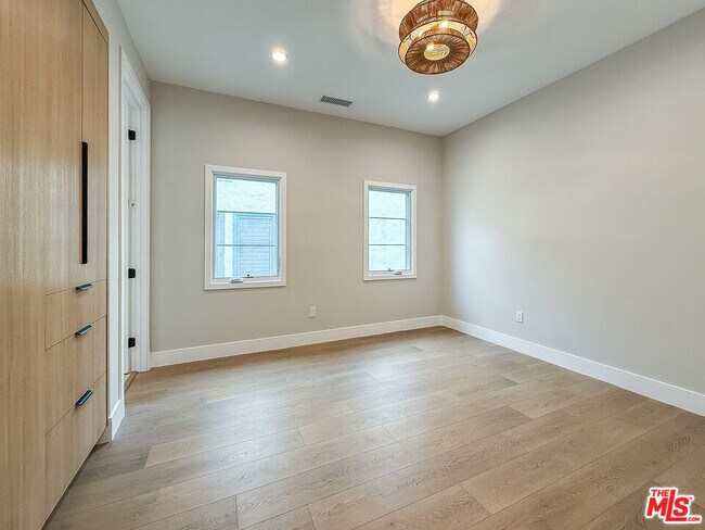 Building Photo - 150 N Arnaz Dr