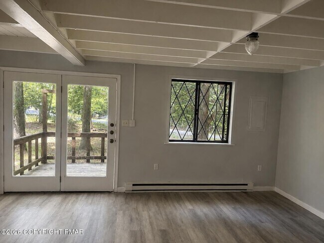 Building Photo - 2111 Spring Dr