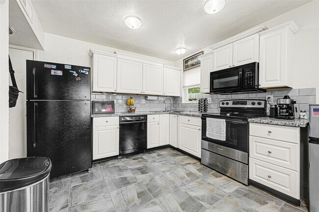 Building Photo - 8031 Summer Pl Dr