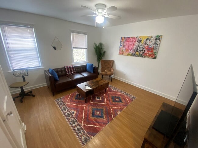 Building Photo - Ideal 1 Bed 1 Bath Unit with Fenced Yard I...
