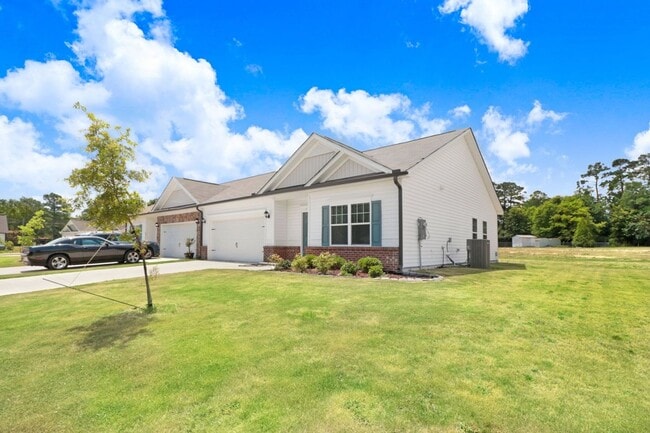 Building Photo - DRAKE ESTATES 3 BR | 2 BA Townhome w/ 2-Ca...