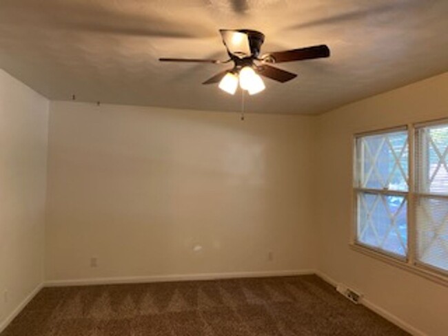 Building Photo - 3 Bed, 1 1/2 Bath, 1 Car Garage, Fenced Yard!
