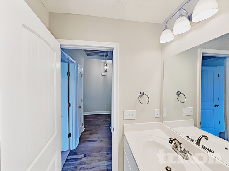 Building Photo - 296 Fieldstone Ln