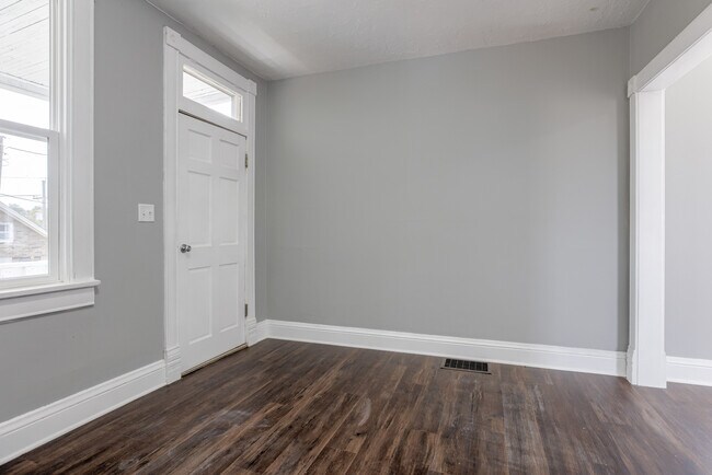 Building Photo - 1240 S 15th St