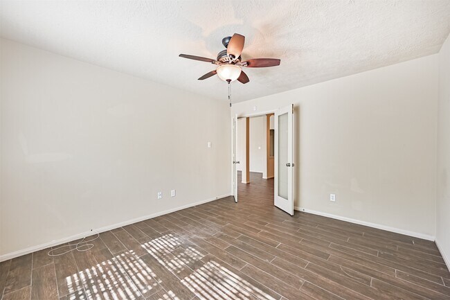 Building Photo - 2006 Plantain Lily Ct