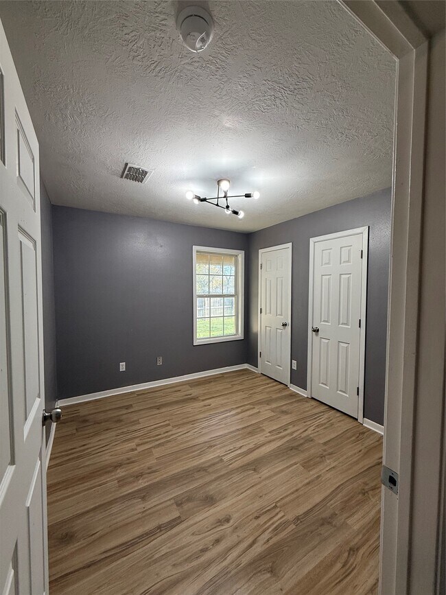 Building Photo - 1205 Thompson St