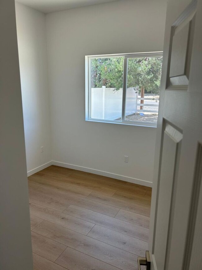 Building Photo - Stunning 3 Bedroom 2 Bathroom House for Re...