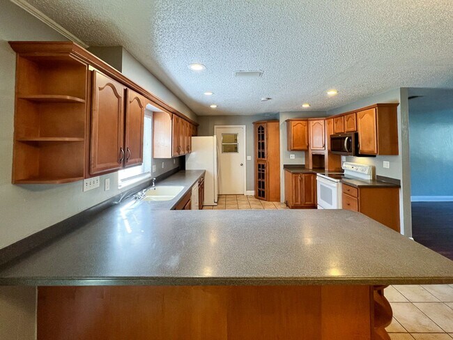 Building Photo - Pet Friendly 5BR/3BA Pool home in Northwoo...