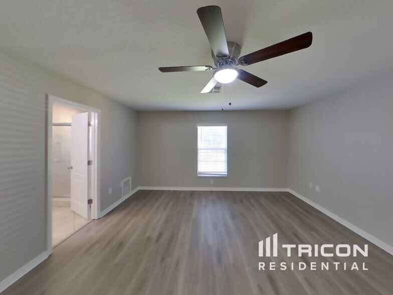 Building Photo - 1152 Tryon Cir