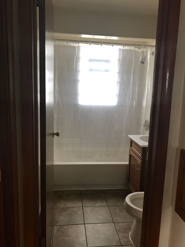 Building Photo - 4BR SINGLE FAMILY HOME, GREAT LOCATION, YARD, PARKING, BASEMENT