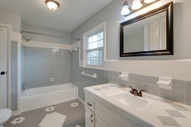 Building Photo - 2107 Edinburgh Dr SW