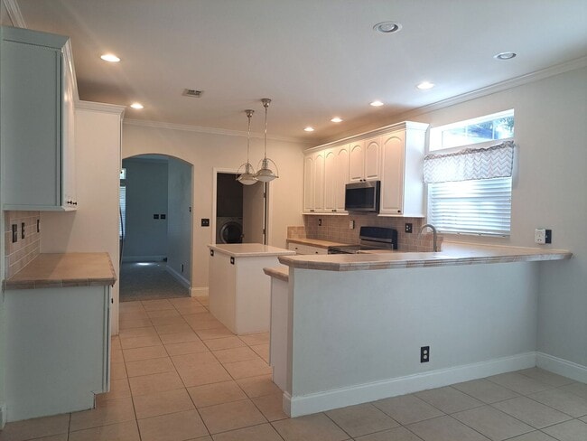 Building Photo - Charming 3/2 Bungalow