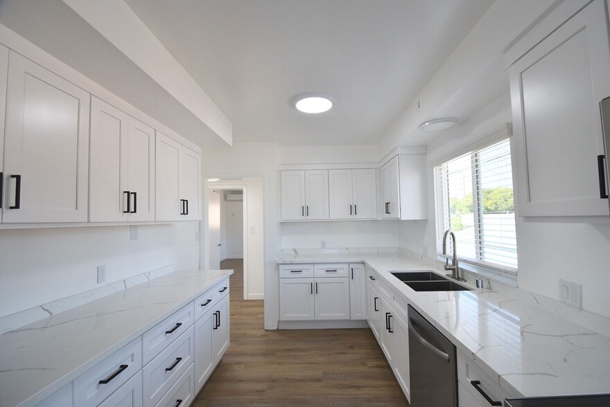 Building Photo - 1212 N Hollywood Way