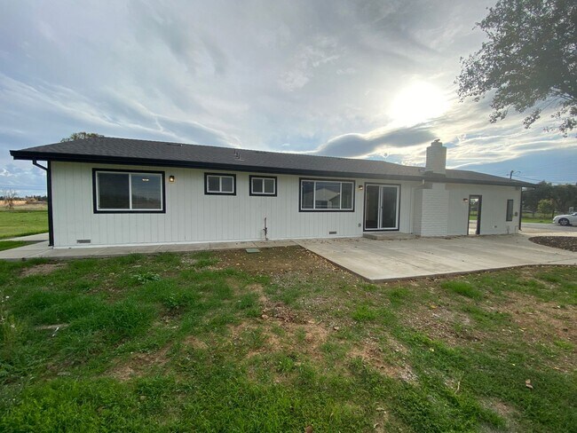 Building Photo - Fully Renovated Home on 5 Acres