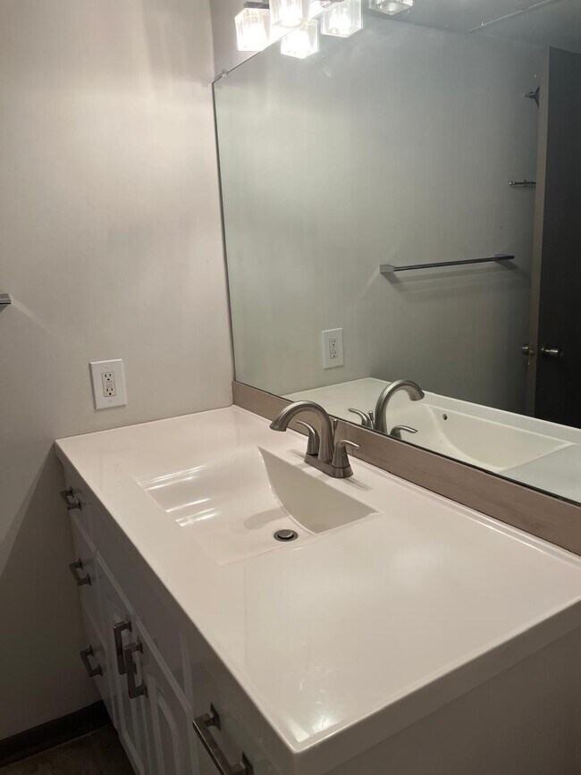 Building Photo - 845 Augusta Dr