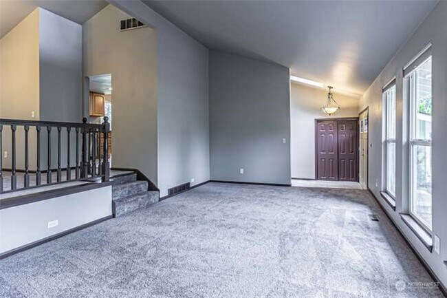 Building Photo - Immaculate & HUGE 5-Bedroom Home in Desira...