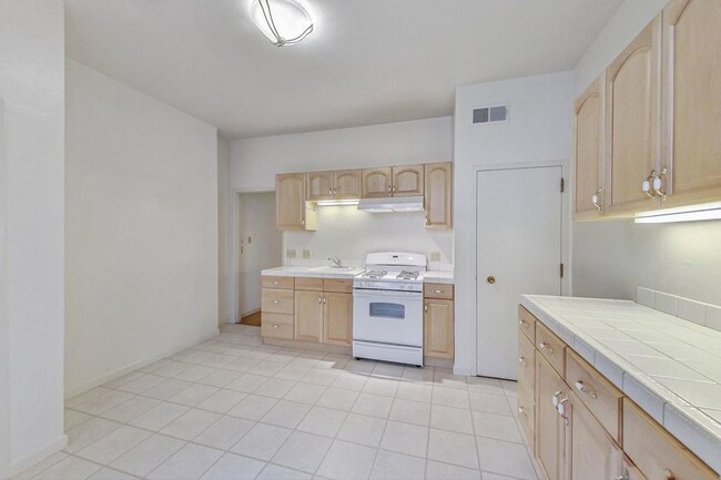 Building Photo - Spacious 1BD/1BA with Hardwood Floors