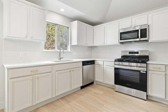 Building Photo - 1006 Cottonbowl Dr