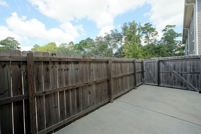 Building Photo - Newer Townhome Conveniently Located Near E...