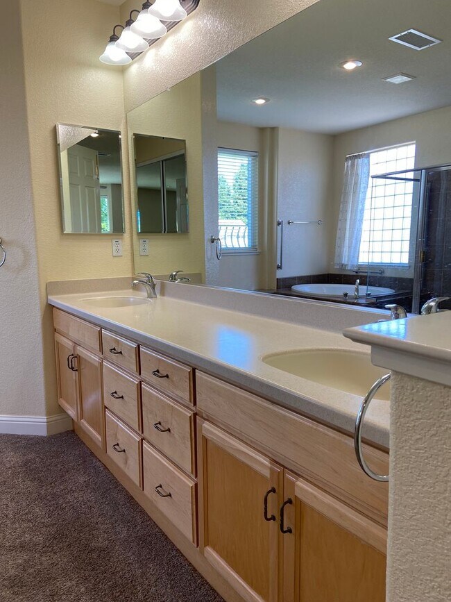 Building Photo - Broadstone Solar Home - 5 Bdrms, 4 Baths