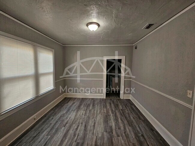 Building Photo - 528 W 25th St