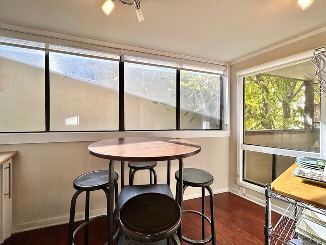 Building Photo - Luxury 1 Bed, 1.5 Bath Loft with Spectacular Downtown City Views