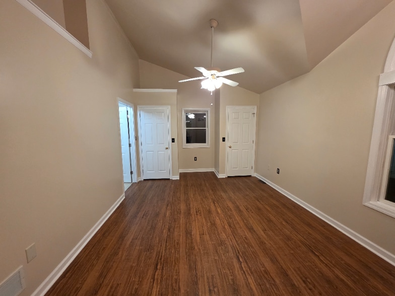 Building Photo - 180 Lakewood Dr