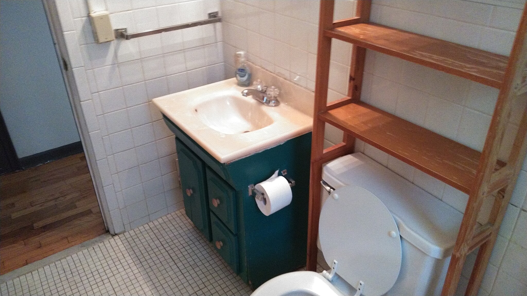 main bathroom - 1537 Linden St